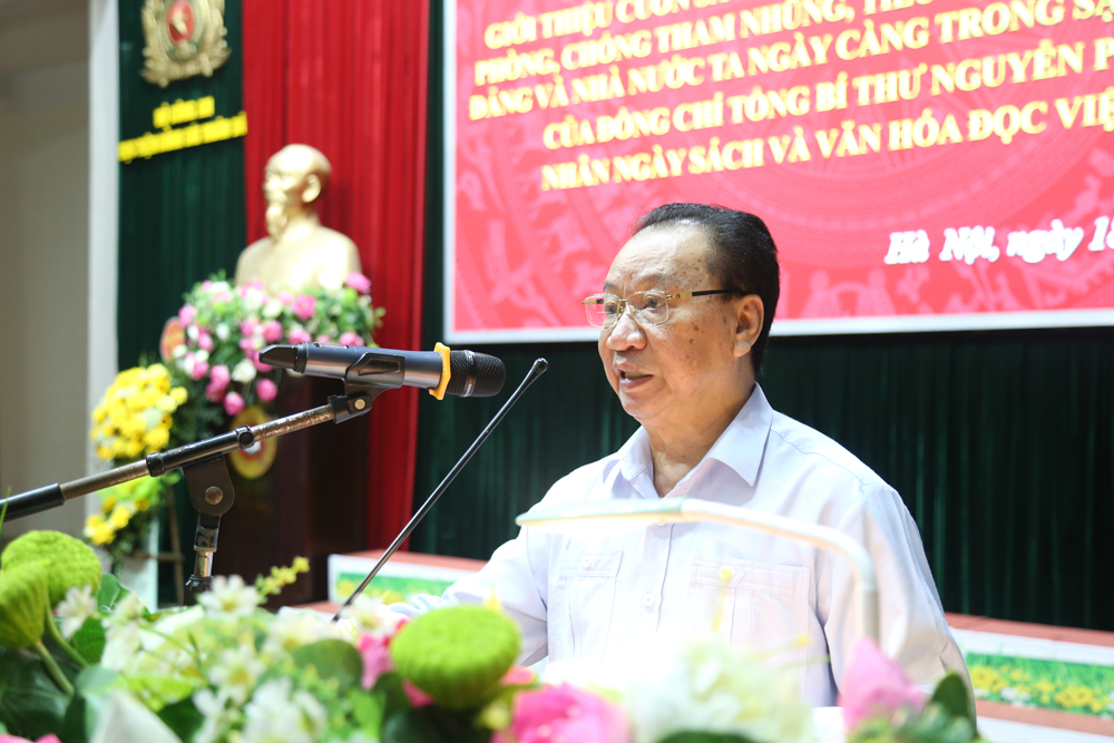Đồng chí GS. TS Phùng Hữu Phú giới thiệu nội dung cuốn sách của đồng chí Tổng Bí thư Nguyễn Phú Trọng
